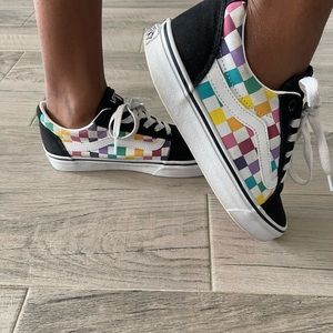 Vans multi checker board shoe size 8 in women.